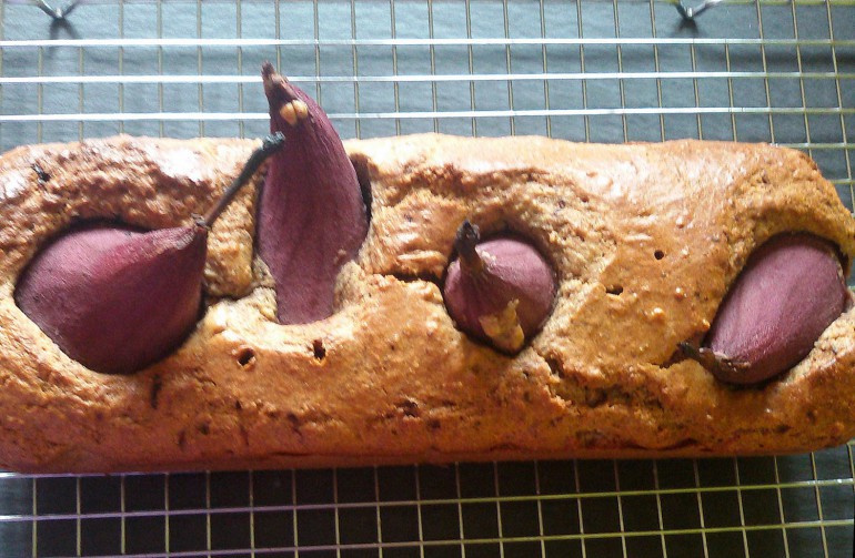 Haselnusskuchen mit pochierten Rotweinbirnen - Whataboutdessert.com