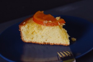 Anschnitt Orangen-Joghurt Kuchen mit kandierten Orangen